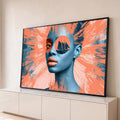 Rosto de mulher azul com lábios laranja e veleiro no olho sobre pinceladas coral, quadro decorativo