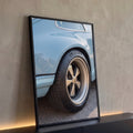 Roda clássica de Porsche azul claro com pneu Michelin em close fotográfico, quadro decorativo