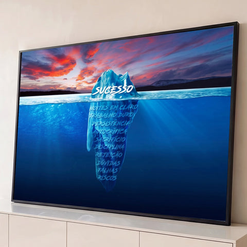 Iceberg com a palavra sucesso e frases submersas no mar azul sob pôr do sol, quadro decorativo