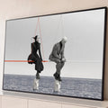 Quadro Decorativo Grande Manequins em Corda para Sala Preto | quadros decorativos para sala | duas figuras estilizadas em preto e branco equilibradas numa corda bamba sobre o mar | Porao dos Quadros