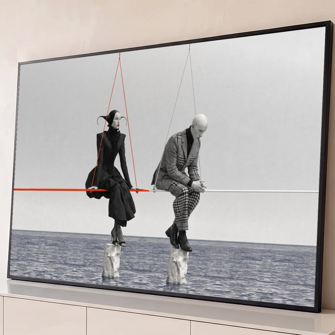 Quadro Decorativo Grande Manequins em Corda para Sala Preto | quadros decorativos para sala | duas figuras estilizadas em preto e branco equilibradas numa corda bamba sobre o mar | Porao dos Quadros
