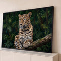 Leopardo de olhos azuis sentado em galho de árvore na selva verde, pintura realista, quadro decorativo