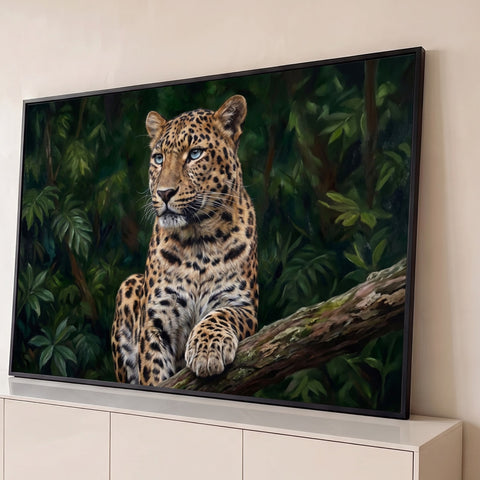 Leopardo de olhos azuis sentado em galho de árvore na selva verde, pintura realista, quadro decorativo