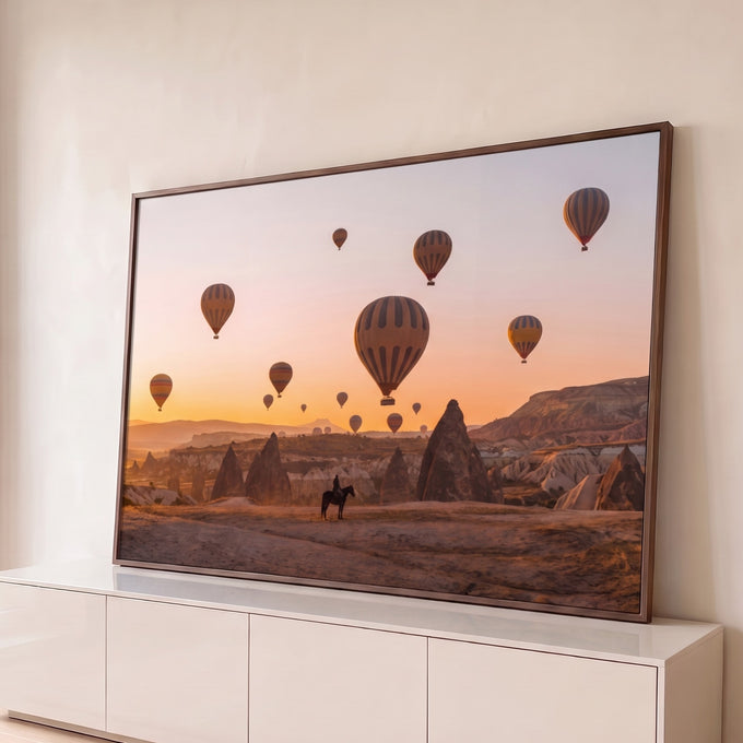 Quadro Decorativo Grande Balões a Capadócia para Sala | quadros decorativos para sala | balões de ar quente coloridos sobre a Capadócia ao pôr do sol, com cavaleiro em silhueta | Porao dos Quadros