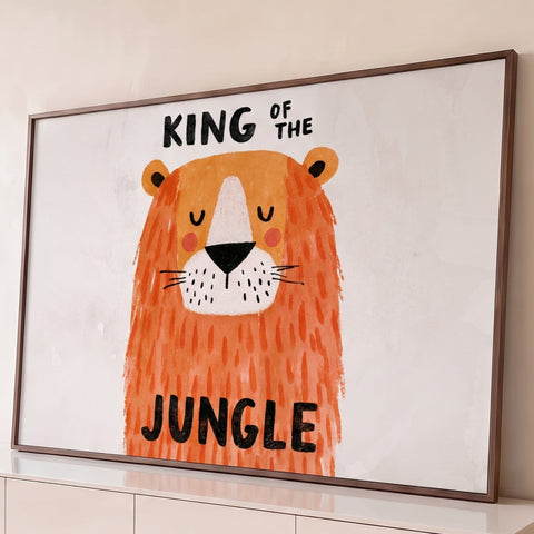 Leão fofo em aquarela laranja de olhos fechados com a frase King of the Jungle, quadro decorativo