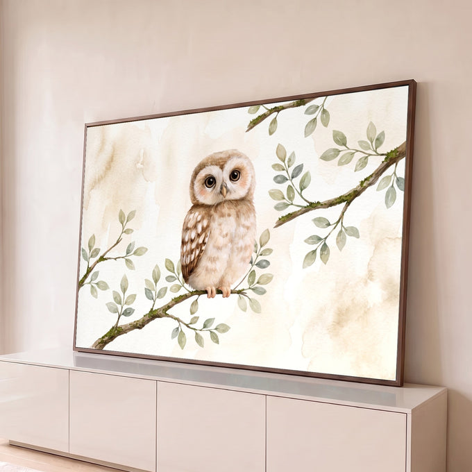 Quadro Decorativo Grande Coruja de Bebê para Quarto de Bebê | quadros decorativos para sala | coruja filhote em aquarela pousada em galho com folhas verdes sobre fundo bege | Porao dos Quadros