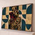 Mulher negra de perfil com turbante geométrico dourado, brinco de argola e estampa onça, quadro decorativo