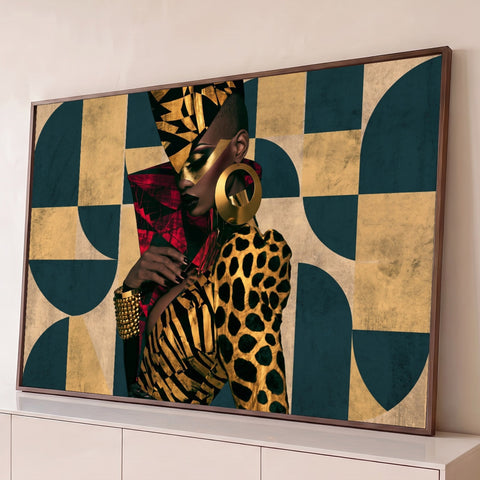 Mulher negra de perfil com turbante geométrico dourado, brinco de argola e estampa onça, quadro decorativo