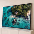 Quadro Decorativo Grande Vista Aérea de Ilha para Sala Azul | quadros decorativos para sala | vista aérea de ilha tropical com cabana de palha, píer de madeira e mar turquesa | Porao dos Quadros