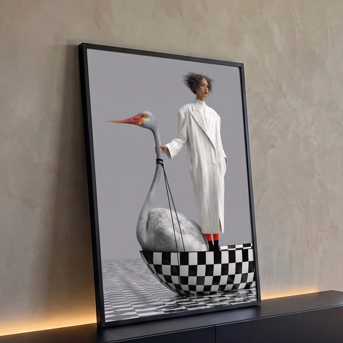 Mulher de sobretudo branco listrado com garça cinza gigante em barco xadrez preto e branco, quadro decorativo