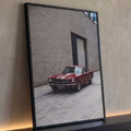 Ford Mustang 1966 vermelho com faixas brancas estacionado junto a muro de tijolos cinza, quadro decorativo