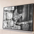 Gatinho tabby espiando atrás de muro de pedra em desenho a lápis preto e branco, quadro decorativo