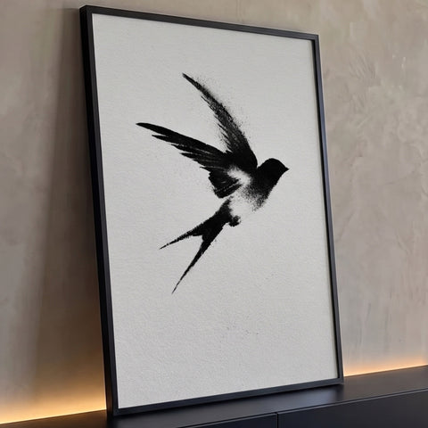 Quadro Decorativo Andorinha em Voo Efeito Spray Preto | quadros decorativos para sala | silhueta preta de andorinha em voo com efeito de partículas sobre fundo branco | Porao dos Quadros