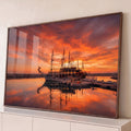 Quadro Decorativo Grande Veleiro Marina para Sala Laranja | quadros decorativos para sala | veleiro atracado em marina sob céu alaranjado de pôr do sol com reflexo na água | Porao dos Quadros