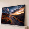 Quadro Decorativo Grande Posto Abandonado para Sala Laranja | quadros decorativos para sala | posto de gasolina abandonado em paisagem desértica sob céu de pôr do sol dramático | Porao dos Quadros