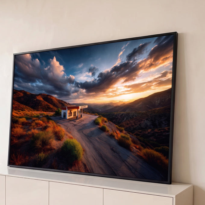Quadro Decorativo Grande Posto Abandonado para Sala Laranja | quadros decorativos para sala | posto de gasolina abandonado em paisagem desértica sob céu de pôr do sol dramático | Porao dos Quadros