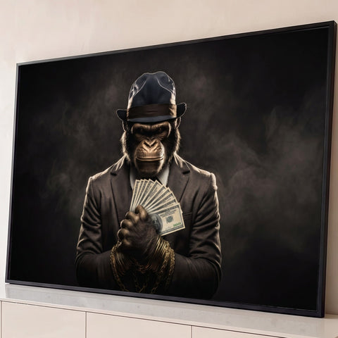 Gorila de terno e chapéu segurando notas de dólar com correntes douradas em fundo escuro, quadro decorativo