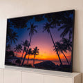 Quadro Decorativo Grande Pôr do Sol Coqueiros para Sala | quadros decorativos para sala | silhuetas de coqueiros contra pôr do sol colorido sobre o mar e montanhas | Porao dos Quadros