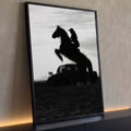 Silhueta de cavaleira em cavalo empinado diante de Porsche clássico, foto preto e branco, quadro decorativo