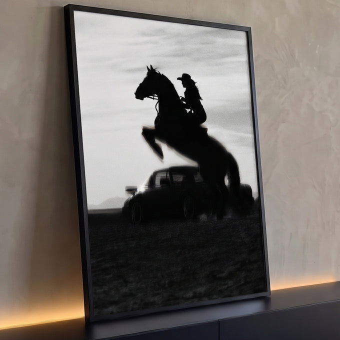 Silhueta de cavaleira em cavalo empinado diante de Porsche clássico, foto preto e branco, quadro decorativo