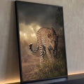 Leopardo caminhando na grama da savana sob céu escuro de tempestade com luz dourada, quadro decorativo