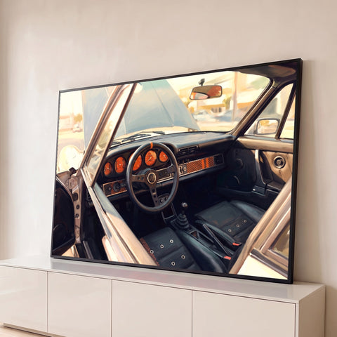 Cockpit de Porsche clássico com mostradores laranja e volante preto em pintura digital, quadro decorativo