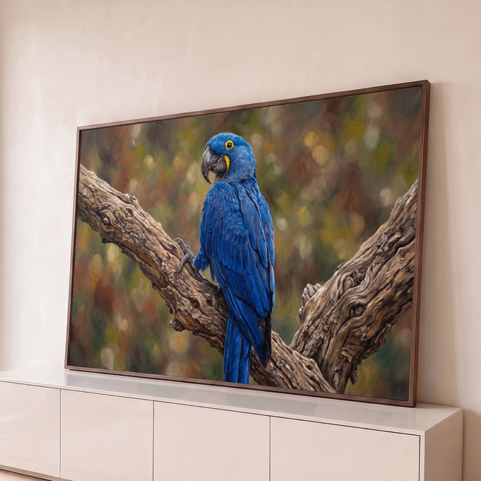 Quadro Decorativo Grande Arara em Galho Seco para Sala Azul | quadros decorativos para sala | arara azul grande pousada em galho seco com fundo desfocado em tons terrosos | Porao dos Quadros