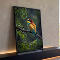Pássaro abelharuco colorido pousado em galho sob chuva, com folhas verdes ao fundo, quadro decorativo