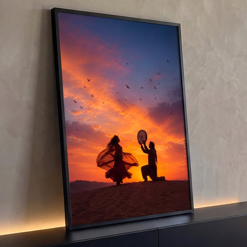 Silhuetas de dançarina e homem com tambor em duna ao pôr do sol laranja com pássaros, quadro decorativo