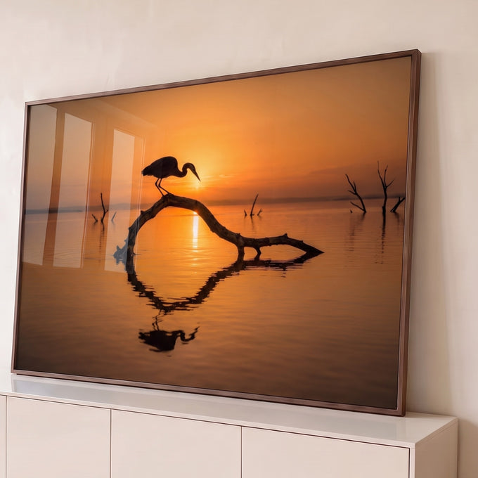 Quadro Decorativo Grande Garça em Galho para Sala Laranja | quadros decorativos para sala | garça silhuetada em galho sobre água ao pôr do sol laranja | Porao dos Quadros