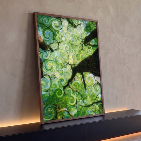 Copas de árvores vistas de baixo com folhagem verde em redemoinhos e troncos marrons, quadro decorativo