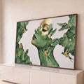 Perfil feminino de olhos fechados em aquarela verde com veios dourados e pássaros voando, quadro decorativo