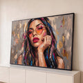 Retrato de mulher com óculos de coração, batom vermelho e mão no rosto em pintura a óleo, quadro decorativo