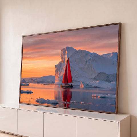 Veleiro de velas vermelhas entre icebergs no ártico ao pôr do sol com reflexo na água, quadro decorativo