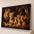 Quadro Decorativo Grande Família de Leões Marrom para Sala | quadros decorativos para sala | família de leões realista com filhotes em caverna rochosa, tons dourados e marrons | Porao dos Quadros