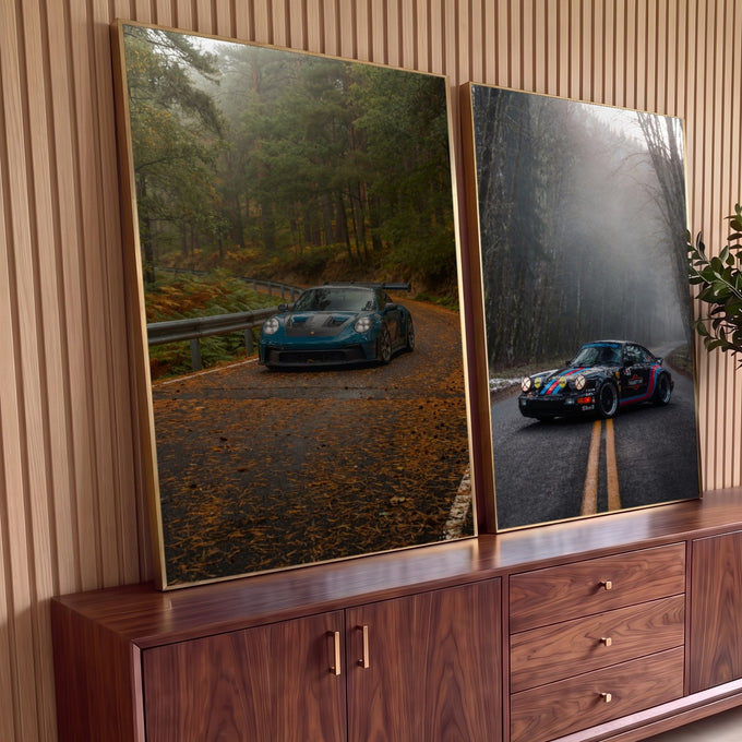 Quadro Decorativo Kit 2 Telas Esportivo na Estrada para Sala | quadros decorativos para sala | dois Porsches esportivos em estradas de floresta com neblina, um verde e outro preto | Porao dos Quadros