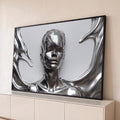Rosto de mulher em metal líquido prateado com ondas metálicas em fundo cinza, quadro decorativo