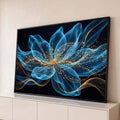 Quadro Decorativo Grande Flor Translúcida Azul para Sala | quadros decorativos para sala | flor abstrata azul translúcida com pistilos dourados sobre fundo preto estrelado | Porao dos Quadros