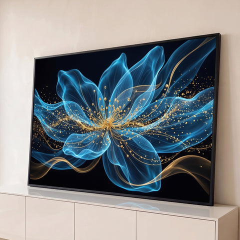Flor azul translúcida com pistilos e partículas douradas em ondas sobre fundo preto, quadro decorativo