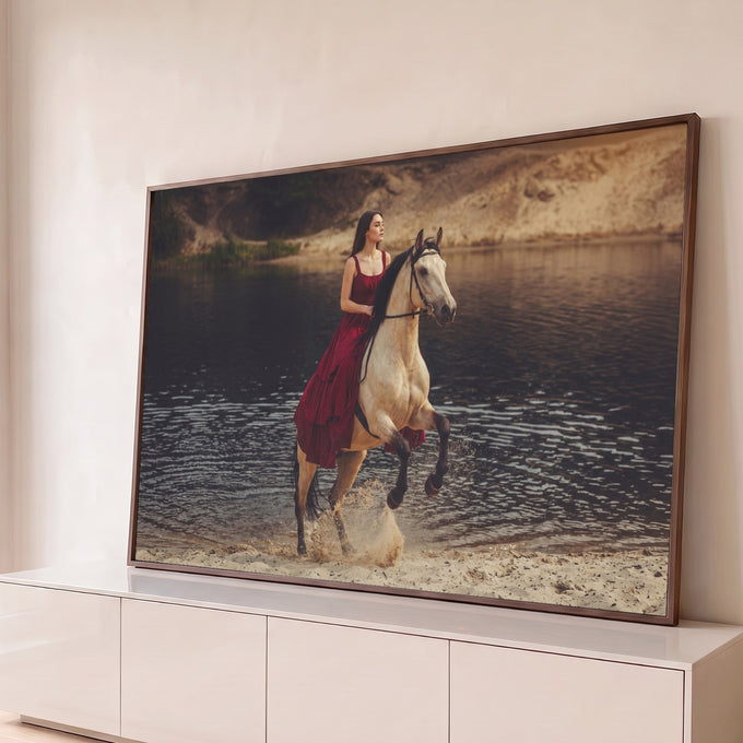 Quadro Decorativo Grande Mulher de Vestido para Sala | quadros decorativos para sala | mulher de vestido vermelho sobre cavalo bege empinando na água ao entardecer | Porao dos Quadros