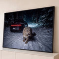 Quadro Decorativo Grande Leopardo das Neves Preto para Sala | quadros decorativos para sala | leopardo das neves caminhando em estrada nevada à noite com carro ao fundo | Porao dos Quadros