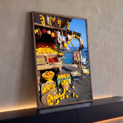 Banca de limões, laranjas e alho pendurado diante do mar azul da Costa Amalfitana, quadro decorativo
