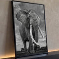 Elefante africano de presas longas caminhando sob céu nublado em preto e branco, quadro decorativo