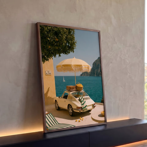 Quadro Decorativo Carro Vintage com Guarda-Sol à Beira-Mar | quadros decorativos para sala | carro clássico creme com limões e guarda-sol listrado à beira-mar | Porao dos Quadros