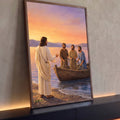 Quadro Decorativo Grande Jesus Chamando para Sala Laranja | quadros decorativos para sala | Jesus de costas conversando com três pescadores num barco ao pôr do sol | Porao dos Quadros