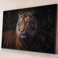 Quadro Decorativo Grande Tigre Olhar Laranja para Sala | quadros decorativos para sala | retrato de tigre com olhos amarelos e listras pretas sobre fundo escuro | Porao dos Quadros