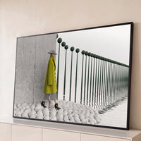 Quadro Decorativo Grande Mulher Entre Postes para Sala Cinza - Borda Infinita / 65x100cm