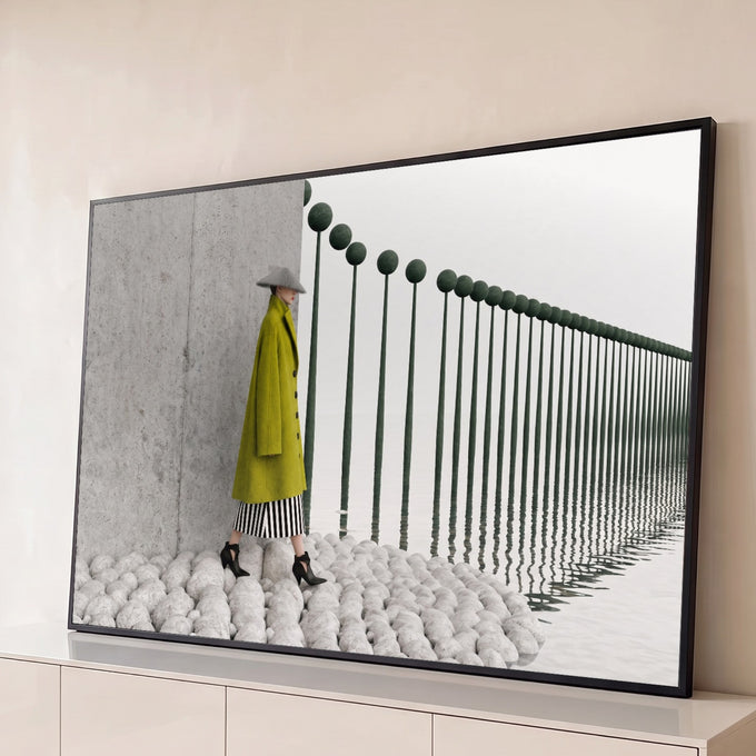 Quadro Decorativo Grande Mulher de Casaco para Sala Verde | quadros decorativos para sala | mulher de casaco verde e chapéu cônico caminhando sobre pedras brancas junto a postes refletidos na água | Porao dos Quadros