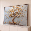 Árvore da vida dourada com flores brancas em relevo e pétalas sobre fundo de mármore, quadro decorativo