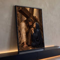 Quadro Decorativo Grande Jesus Carregando para Sala Marrom | quadros decorativos para sala | Jesus com coroa de espinhos encostado na cruz ao lado de mulher em manto azul orando | Porao dos Quadros